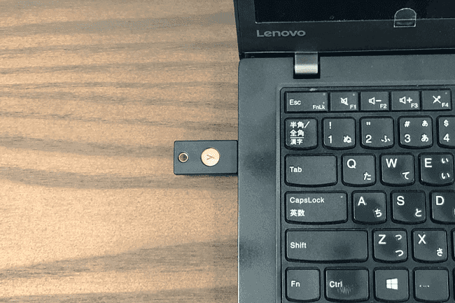 USBポートに差し込んだ物理キー(Yubikey)